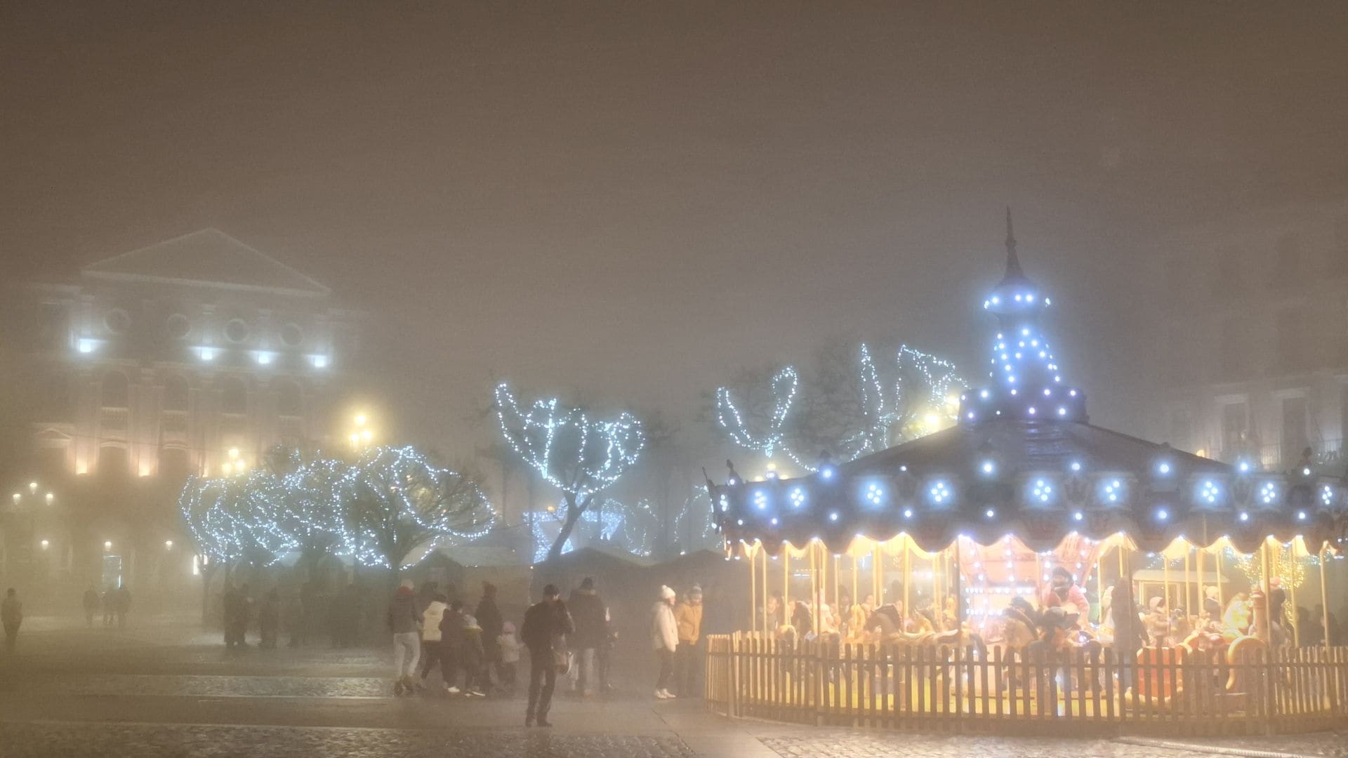 Fotos: la niebla envuelve Segovia