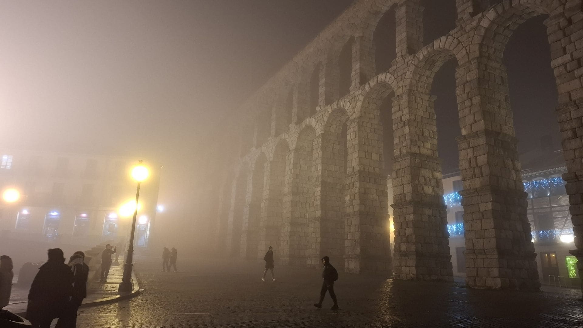 Fotos: la niebla envuelve Segovia