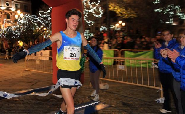 Momento en que el joven atleta cruza la meta el año pasado.