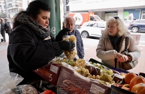 Las uvas, uno de los reclamos de última hora en el mercado de Plaza de España