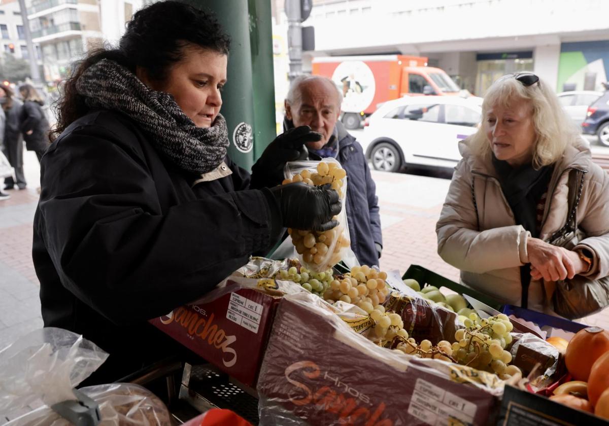 Las últimas compras de Nochevieja en los mercados vallisoletanos, en imágenes