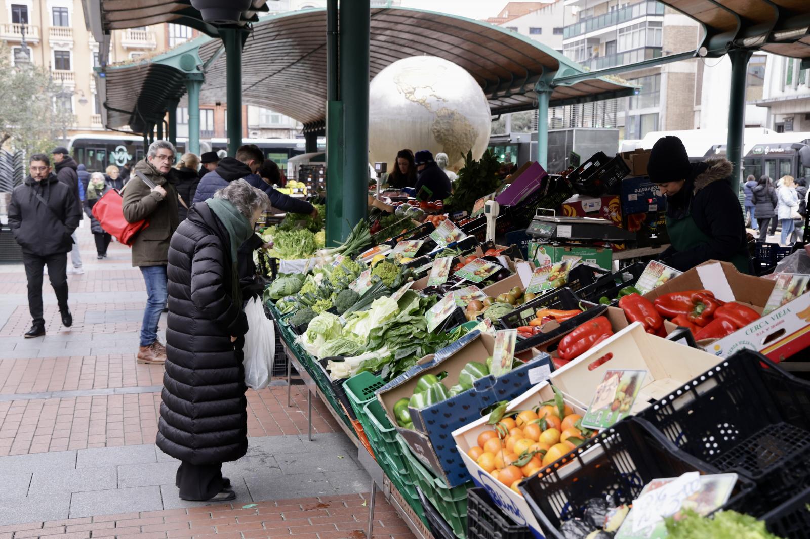 Las últimas compras de Nochevieja en los mercados vallisoletanos, en imágenes