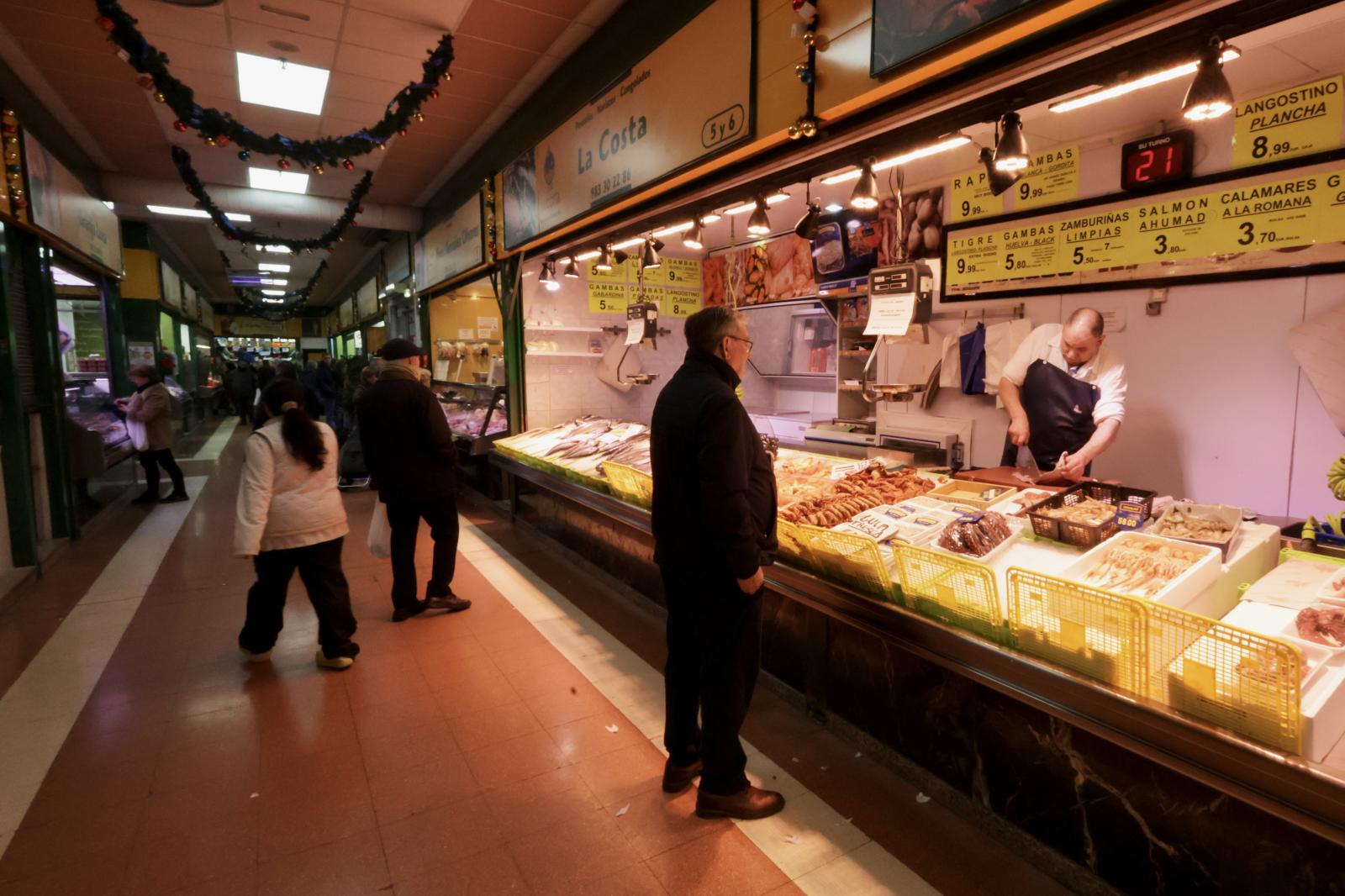 Las últimas compras de Nochevieja en los mercados vallisoletanos, en imágenes