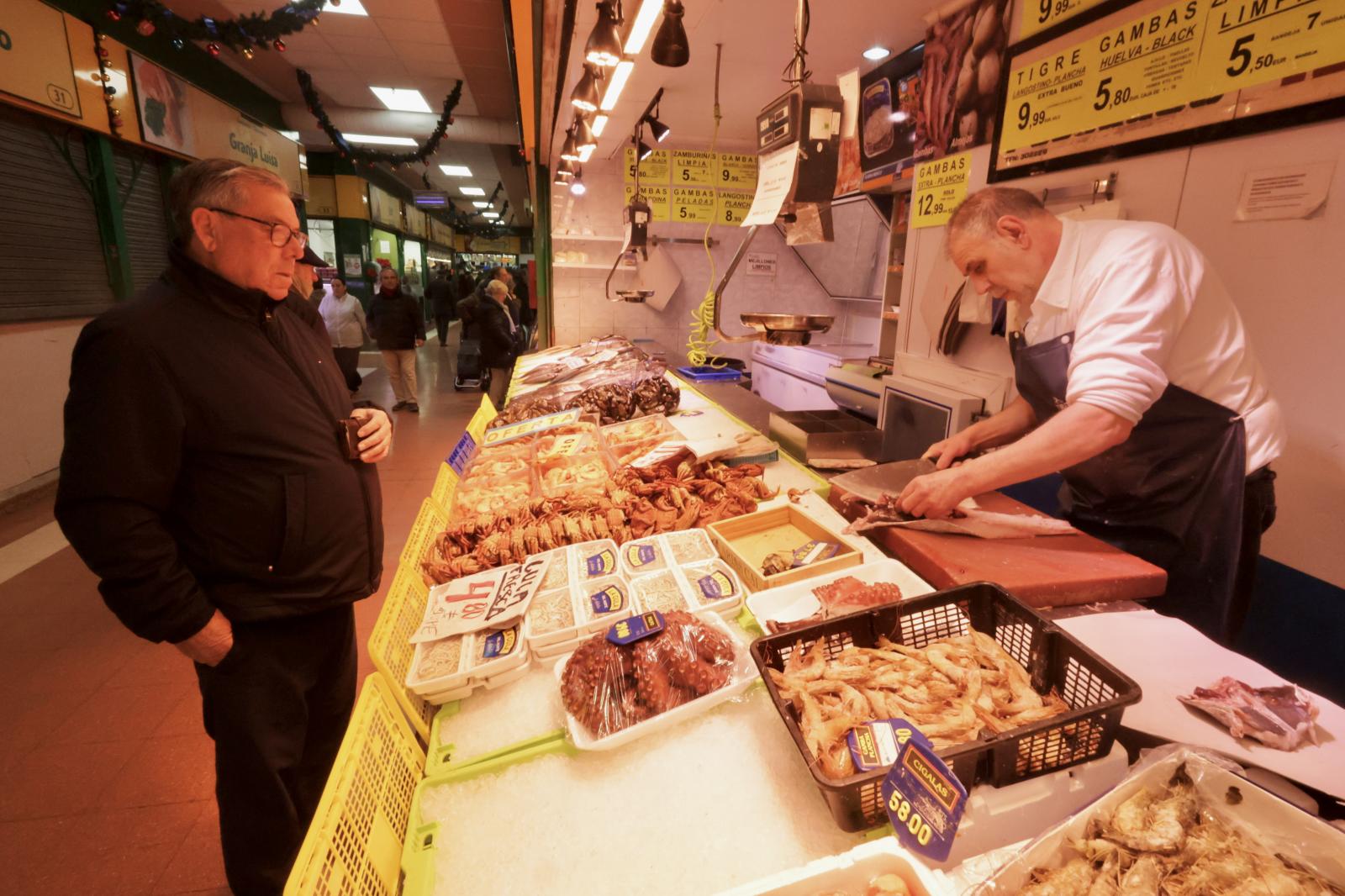 Las últimas compras de Nochevieja en los mercados vallisoletanos, en imágenes