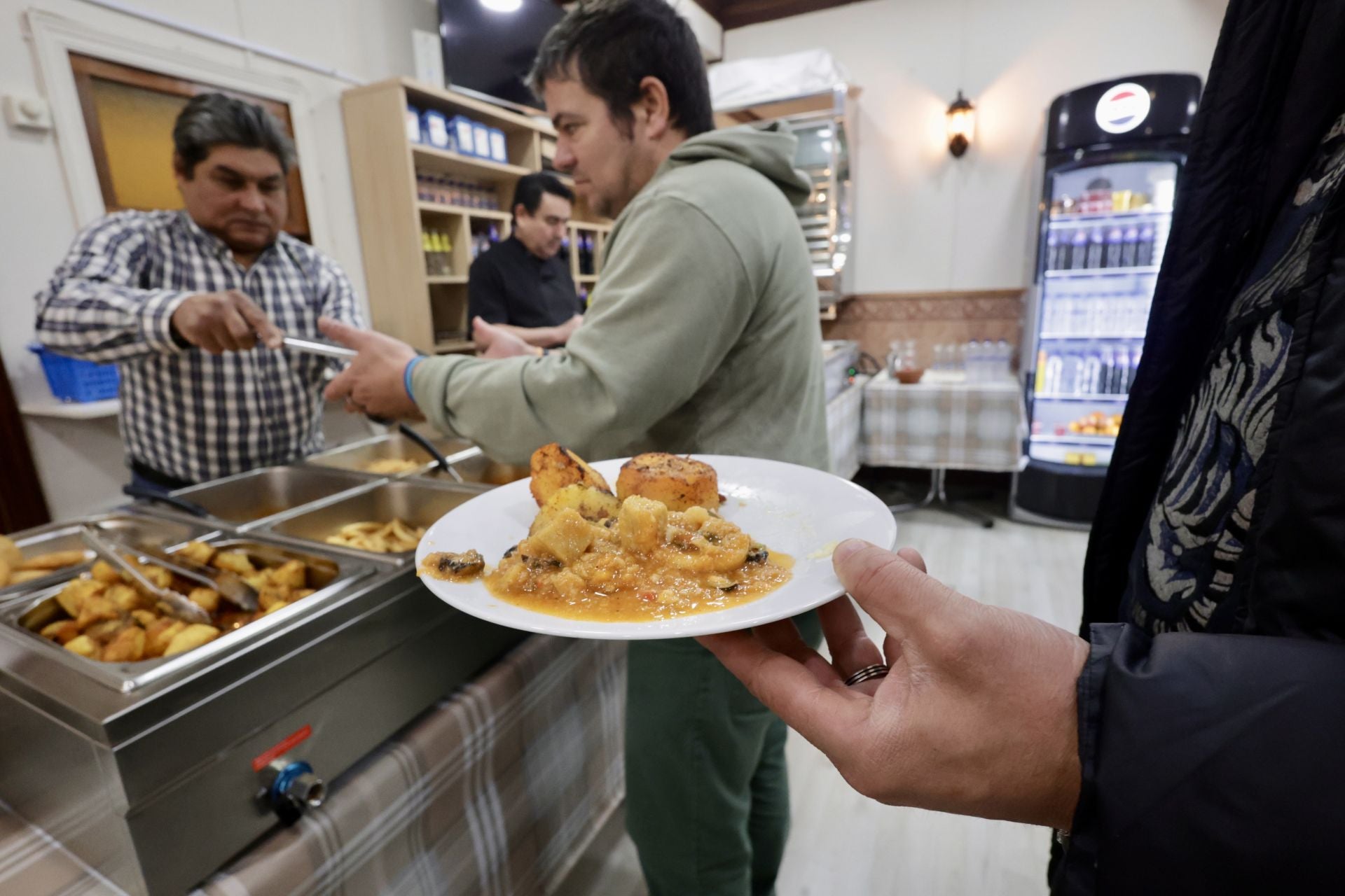 Las imágenes del comedor que reparte comidas gratis para personas sin recursos