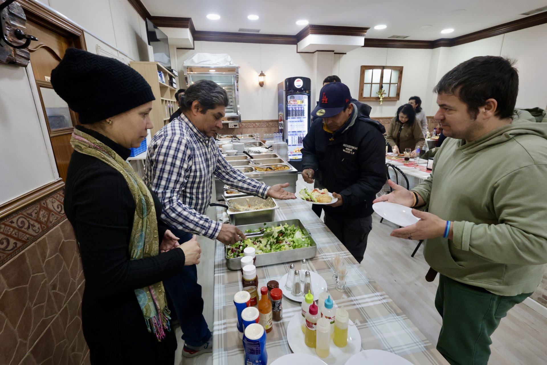 Las imágenes del comedor que reparte comidas gratis para personas sin recursos