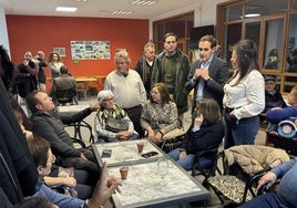 Conrado Íscar (derecha) conversa con los clientes del hogar de jubilados de Nava del Rey.