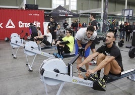 Varias personas practican Crossfit en la Feria del Deporte de Valladolid.