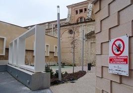 Señal de obra olvidada en la entrada a la plaza Francisco de Praves, abierta el pasado 20 de diciembre solo por el acceso de Alamillos.