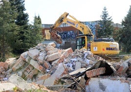 Obras para derribar el colegio Saint Michael en Parque Robledo.