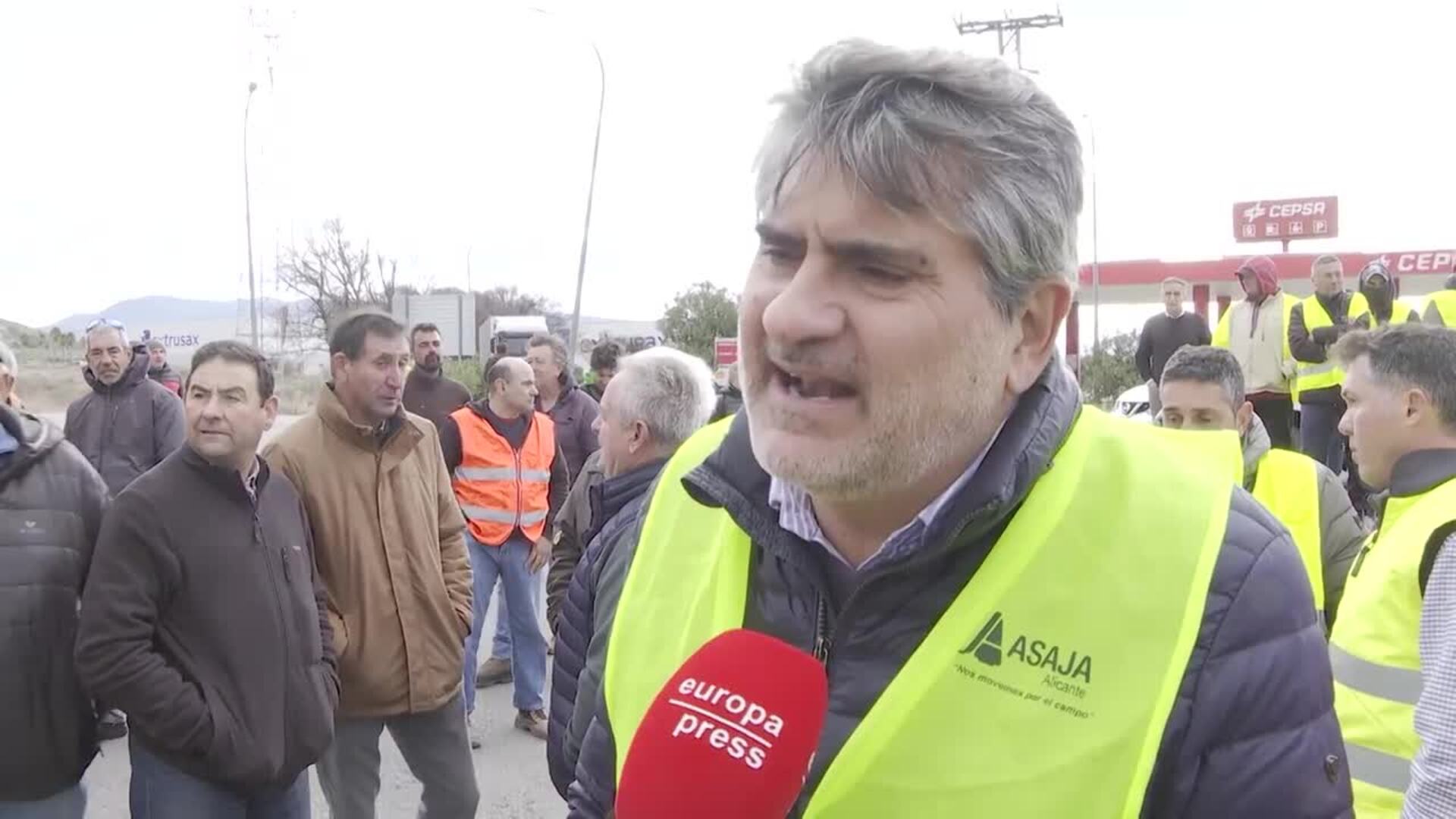 Tractorada de agricultores en Villena discurre por vías secundarias al no poder cortar la A-31