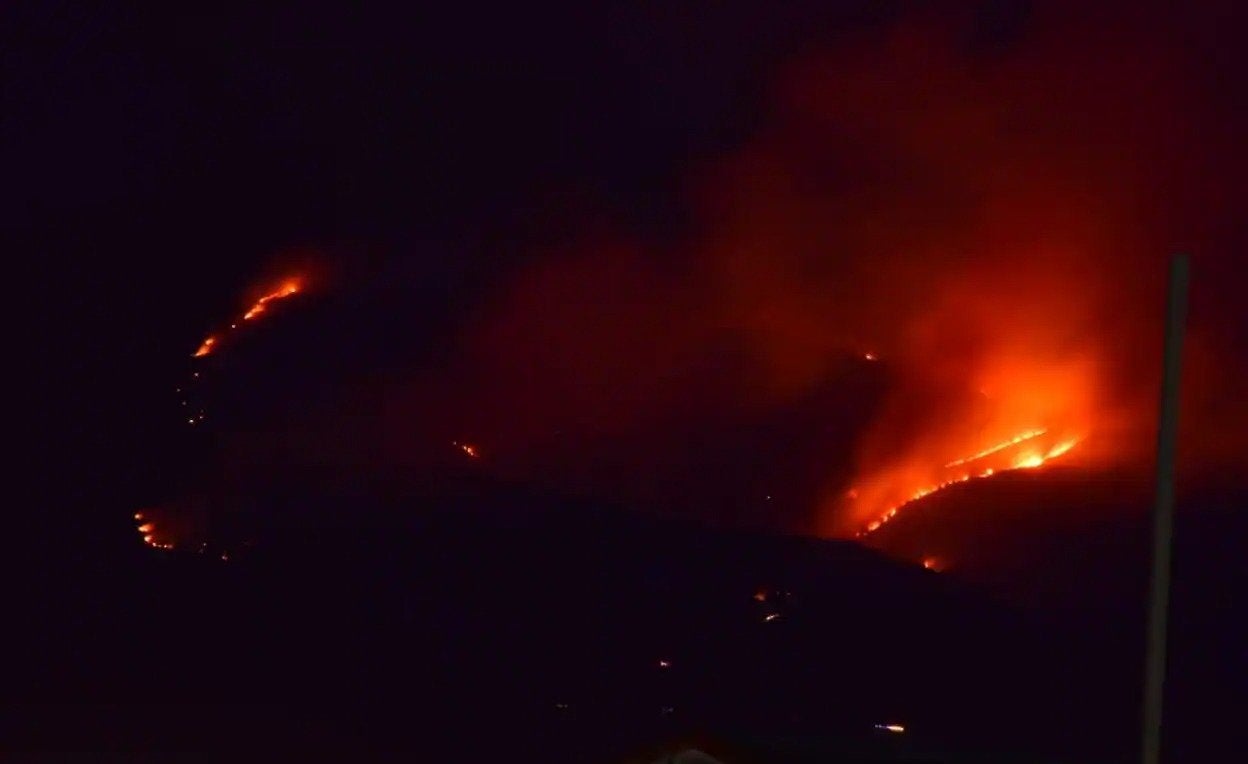 El incendio del Parque Nacional de Guadarrama mantiene en jaque a 200 personas entre Segovia y Madrid