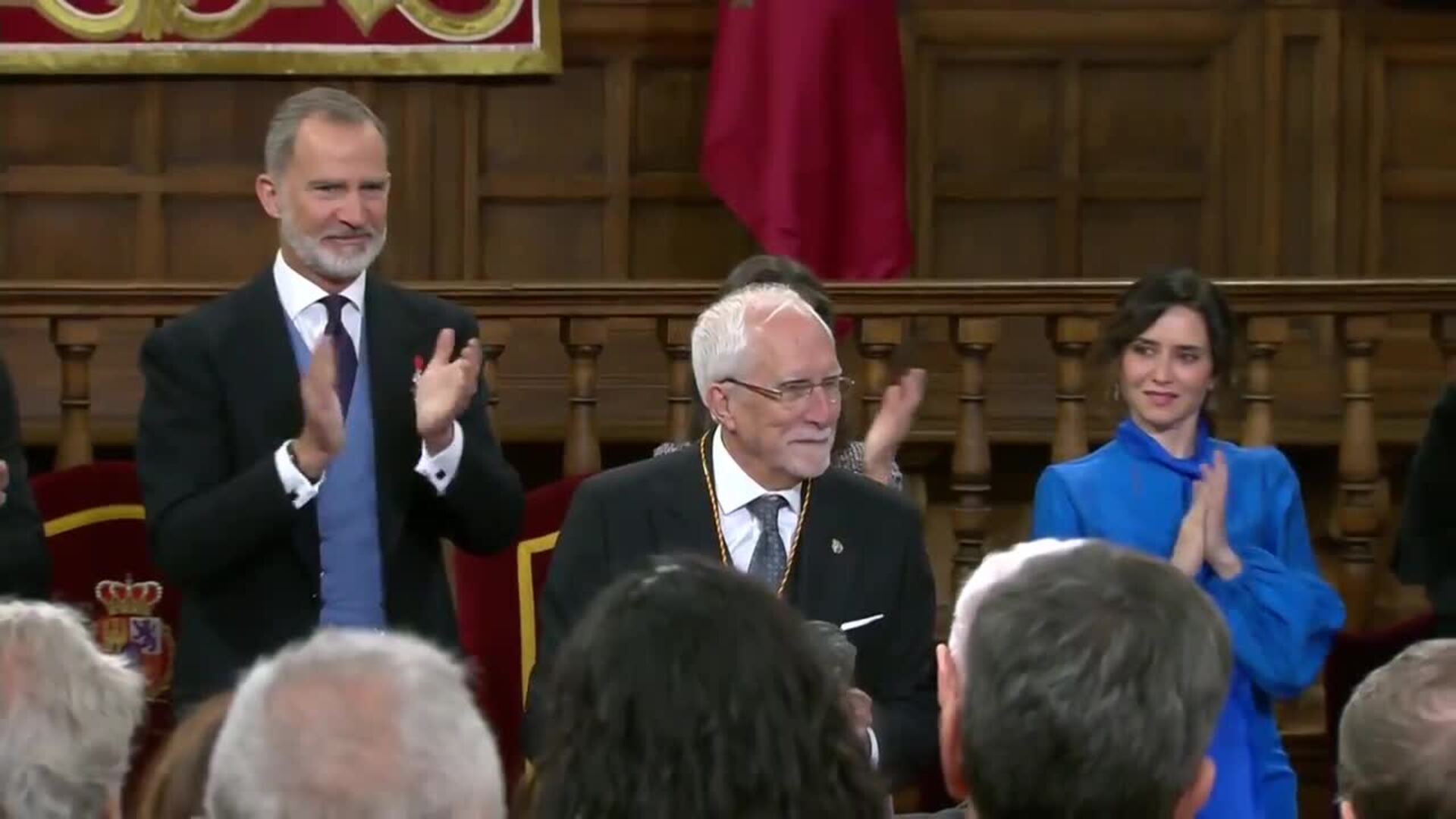 Luis Mateo Díez recibe el Premio Cervantes de manos del Rey Felipe VI