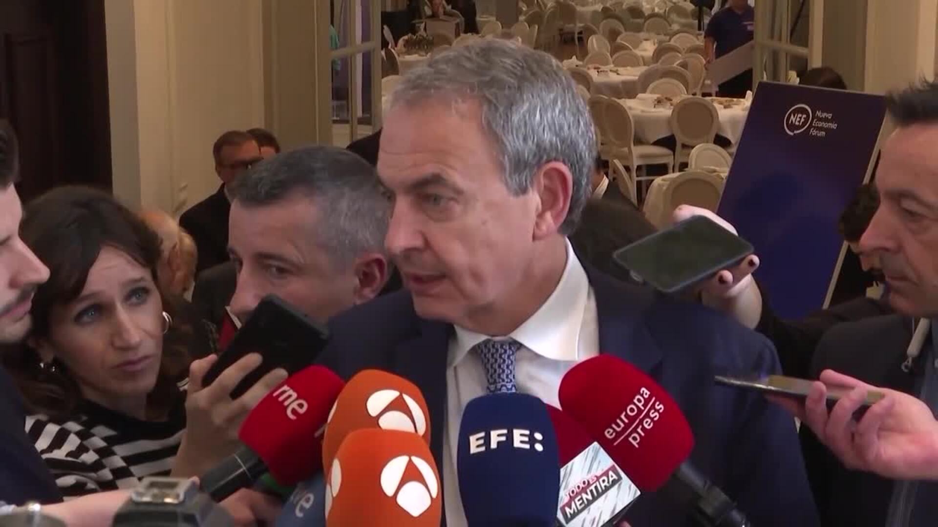 Ministros y socialistas arropan a Sánchez mientras que el PP tilda de pantomima su reflexión