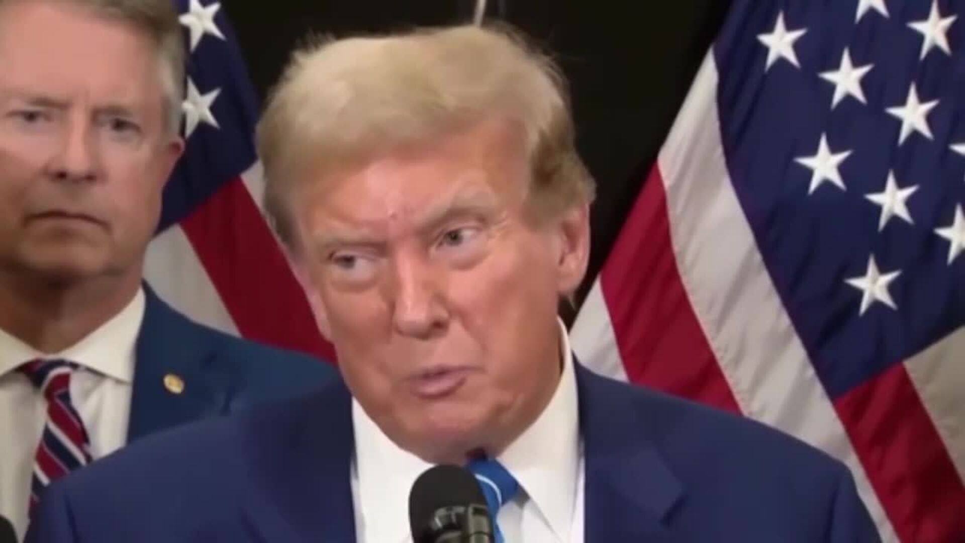 Trump anuncia un arancel del 25 por ciento a las importaciones de México y Canadá