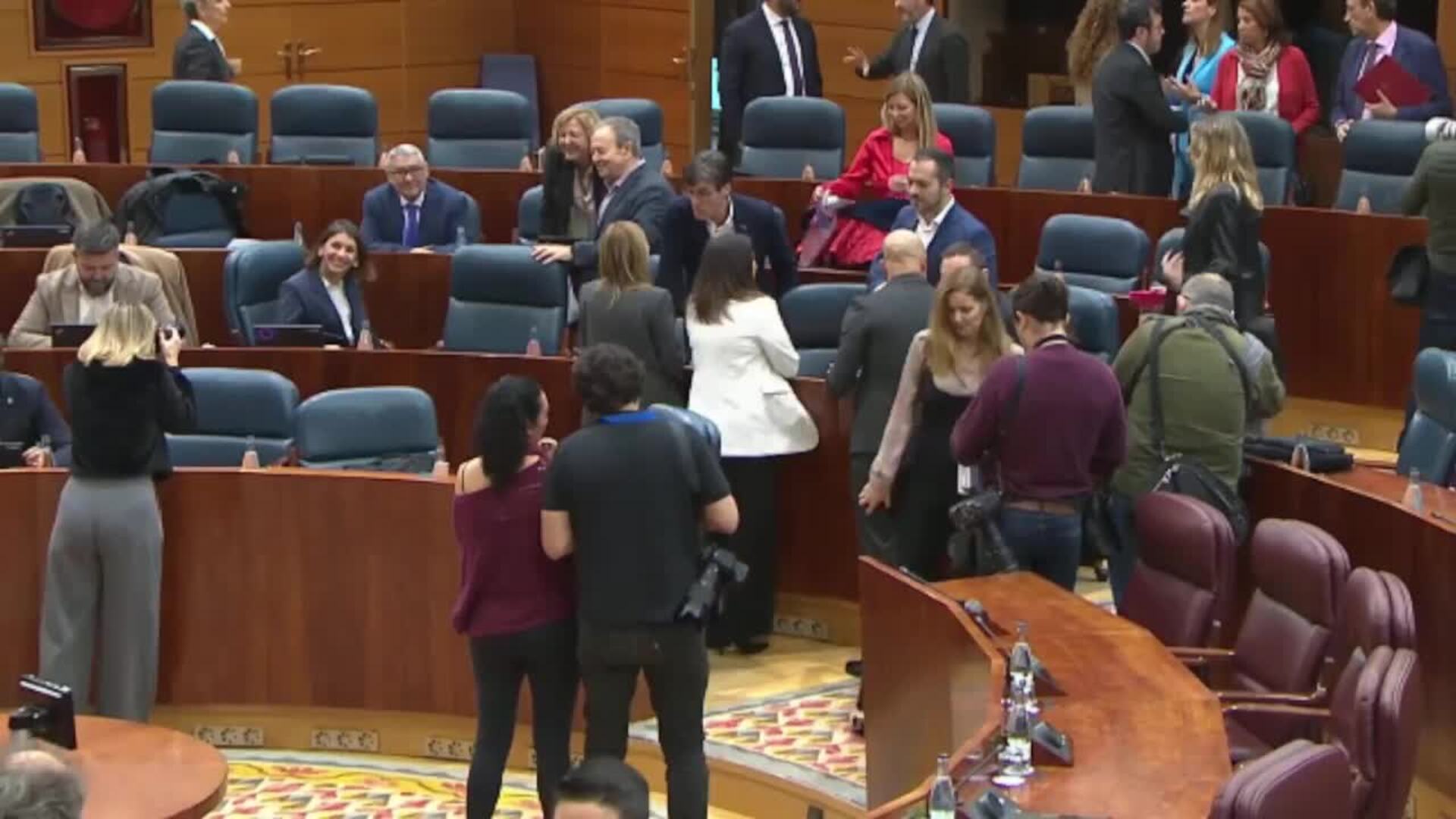 Lobato reaparece en el Pleno de la Asamblea tras su dimisión