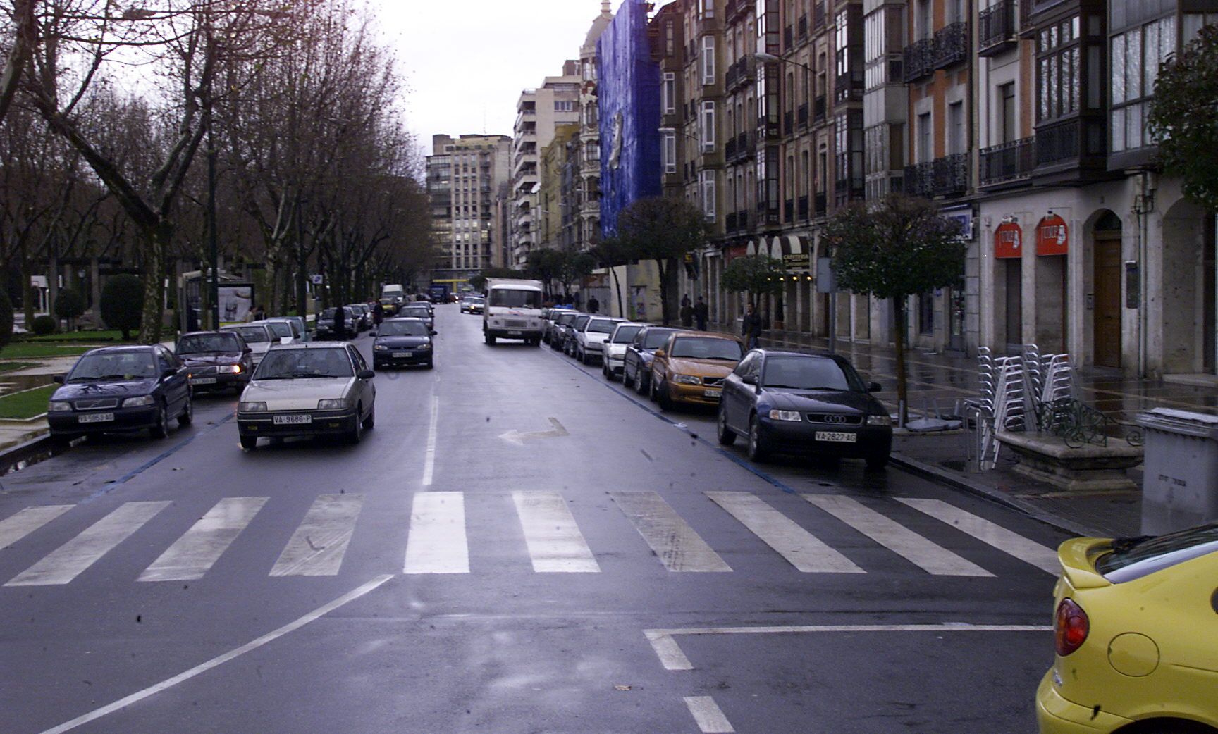 Imagen secundaria 1 - Poblado de la Esperanza. En otras dos imágenes, los coches a su paso por la Acera de Recoletos y María de Molina. 