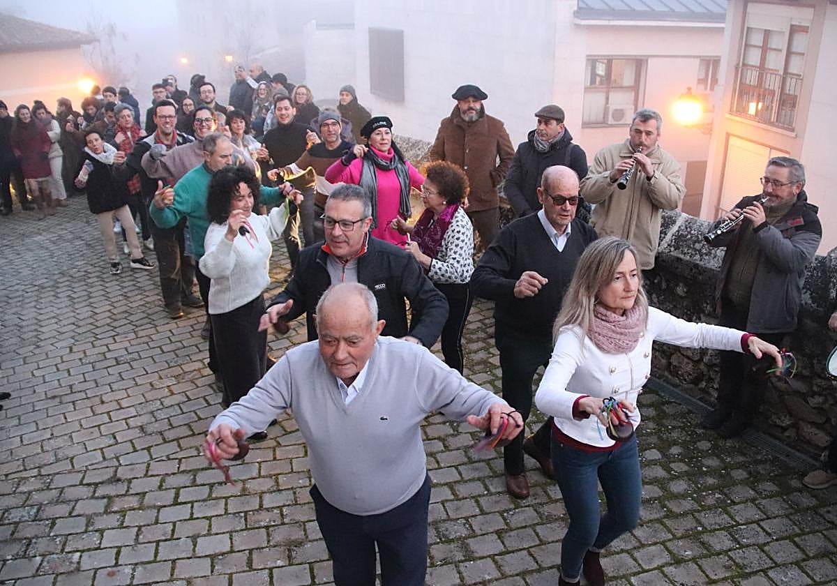 Danzantes bailan en Cuéllar envueltos en niebla.