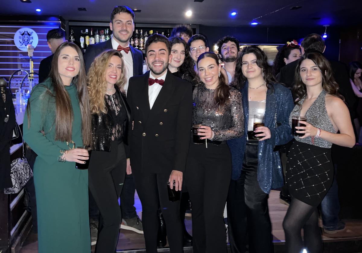 Grupo de amigos celebrando Nochevieja en Puerto Canalla.