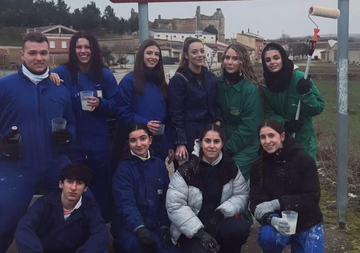 Los diez quintos de 2025 en Torrelobatón mientras pintaban las calles