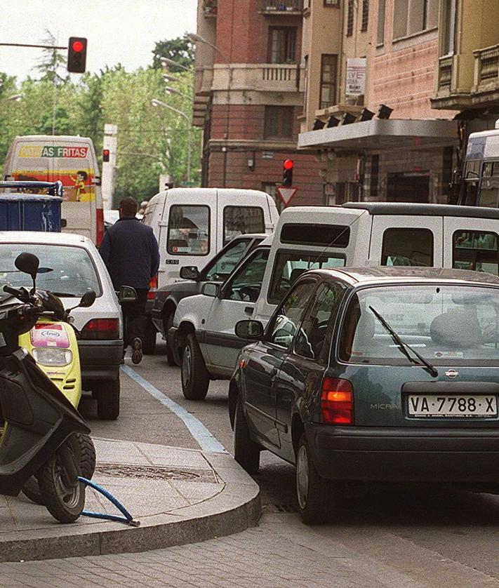 Imagen secundaria 2 - Poblado de la Esperanza. En otras dos imágenes, los coches a su paso por la Acera de Recoletos y María de Molina. 