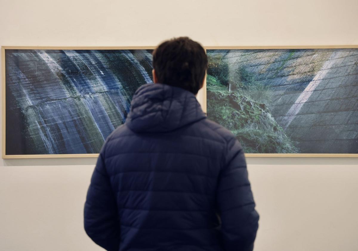 El verde asoma en las presas más antiguas que fotografía Víctor Hugo.