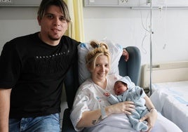 Alberto y Carolina, con el pequeño Arey.