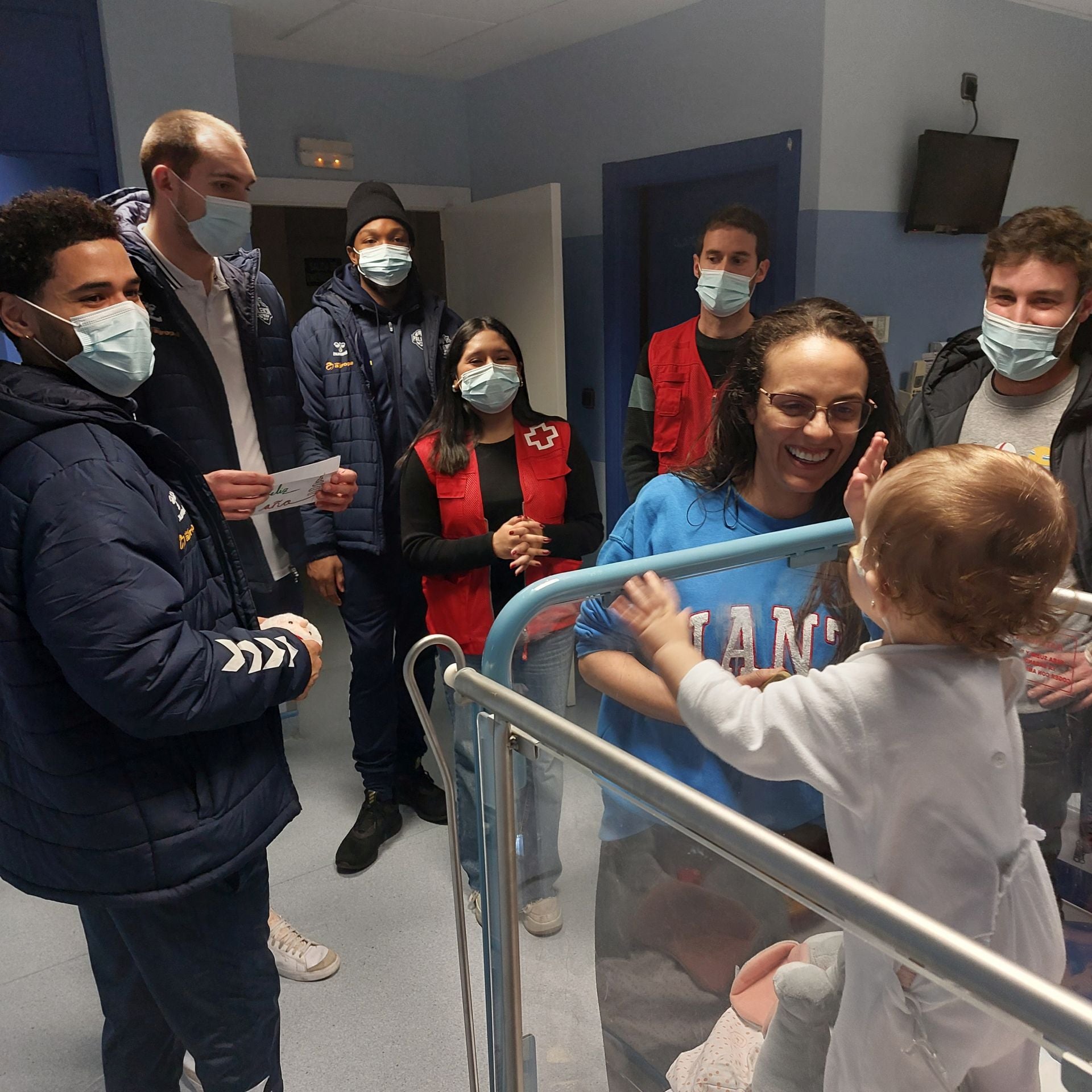 Cruz Roja y el Súper Agropal Palencia reparten ilusión en el Hospital de Palencia