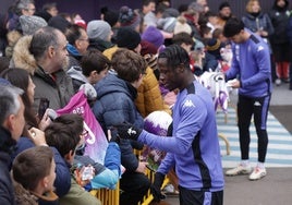 Amath firma autógrafos el pasado domingo en el entrenamiento a puerta abierta del Pucela.