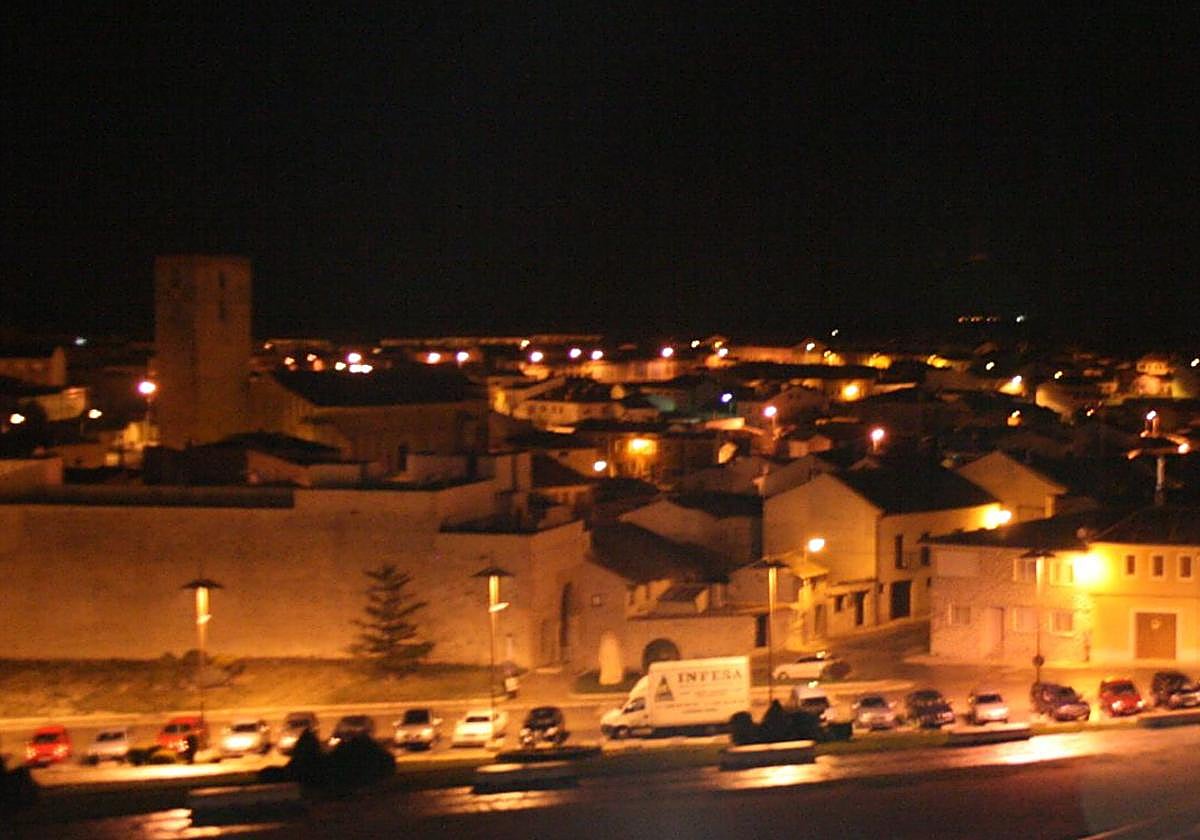 Panorámica nocturna de la villa.