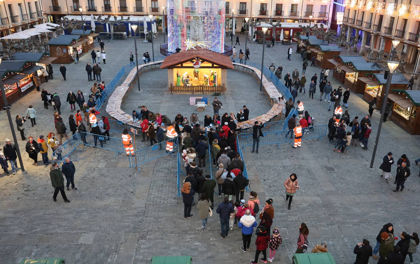 Así ha sido el tradicional reparto del roscón de Reyes en Palencia