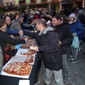 El reparto del roscón de Reyes congrega a miles de palentinos en la Plaza Mayor