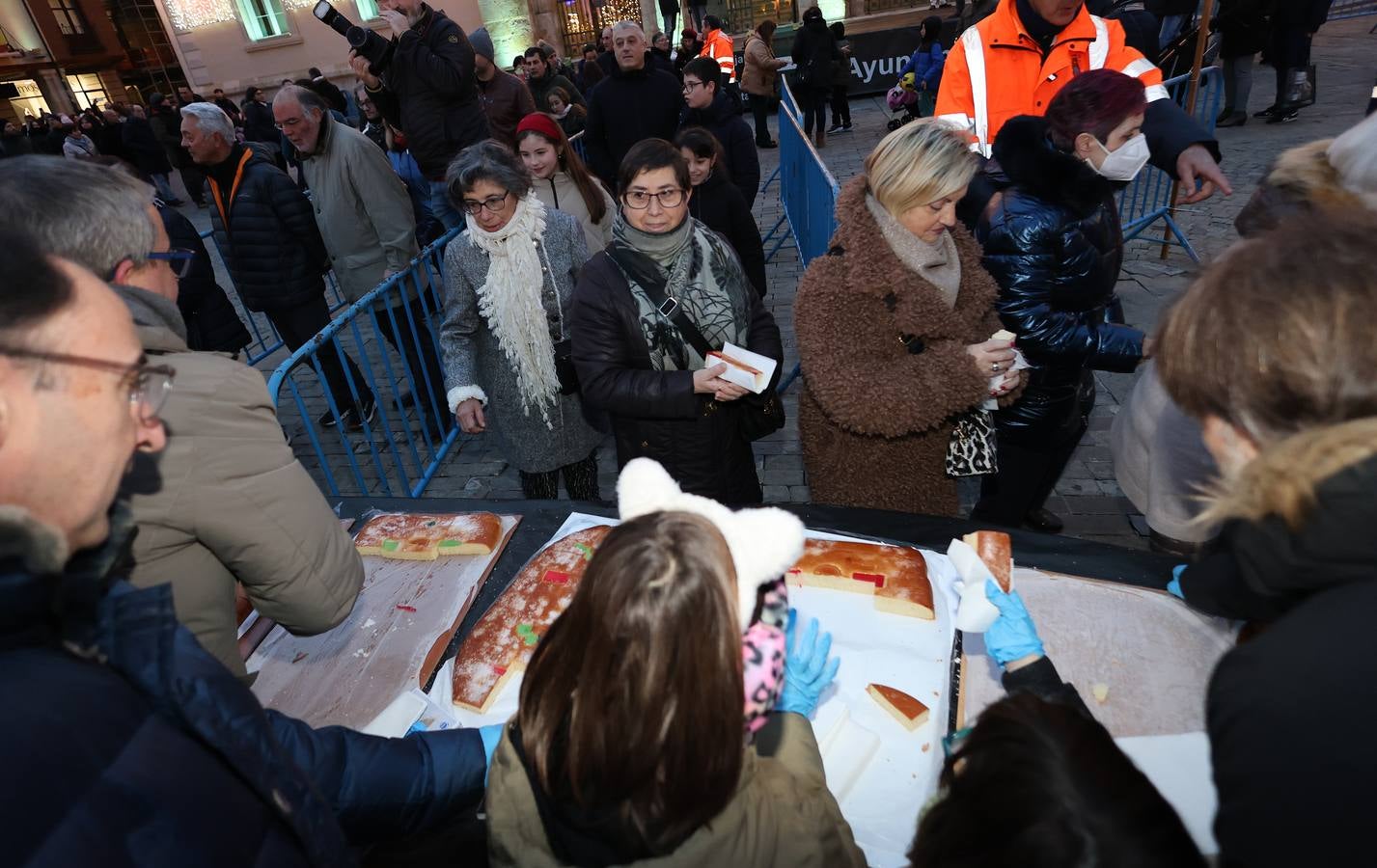 Así ha sido el tradicional reparto del roscón de Reyes en Palencia