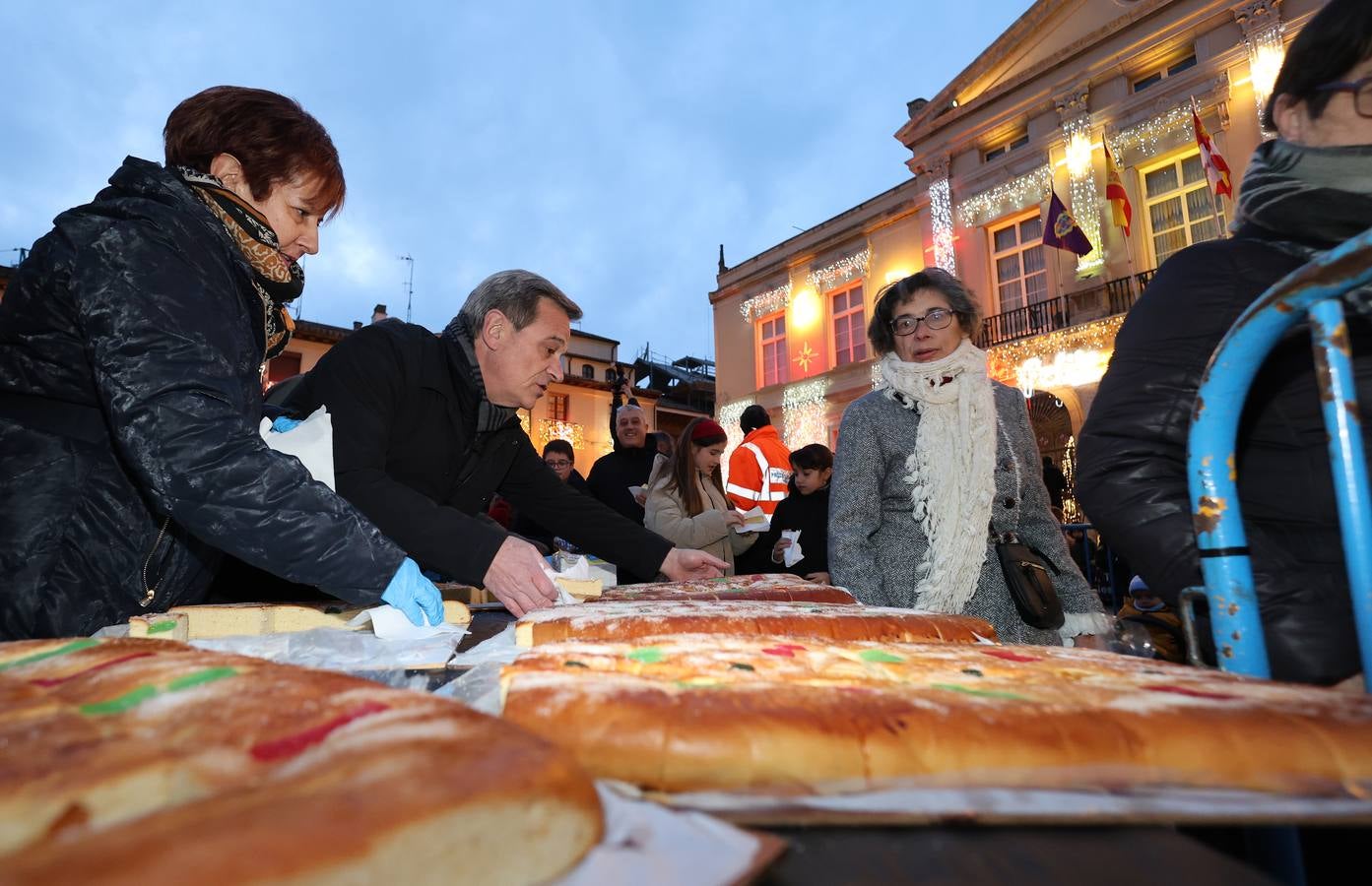 Así ha sido el tradicional reparto del roscón de Reyes en Palencia