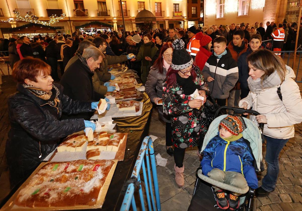 Así ha sido el tradicional reparto del roscón de Reyes en Palencia