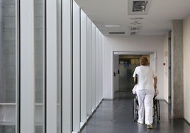 Imagen de archivo de una sanitaria en el Hospital Río Carrión de Palencia.