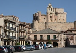 Vista general del castillo y la plaza de Turégano.