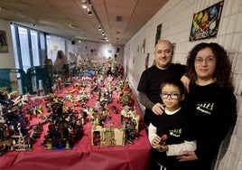 Lorenzo Machado, Ángeles Rodríguez y su hijo Rubén Machado posan junto a parte de la colección.