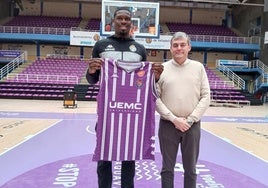 Josh Mballa junto al presidente del club, Lorenzo Alonso.