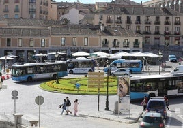 Varios autobuses urbanos, en la plaza de Artillería.