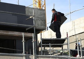 Un operario trabajando en un edificio en construcción en el barrio vallisoletano de Las Villas.