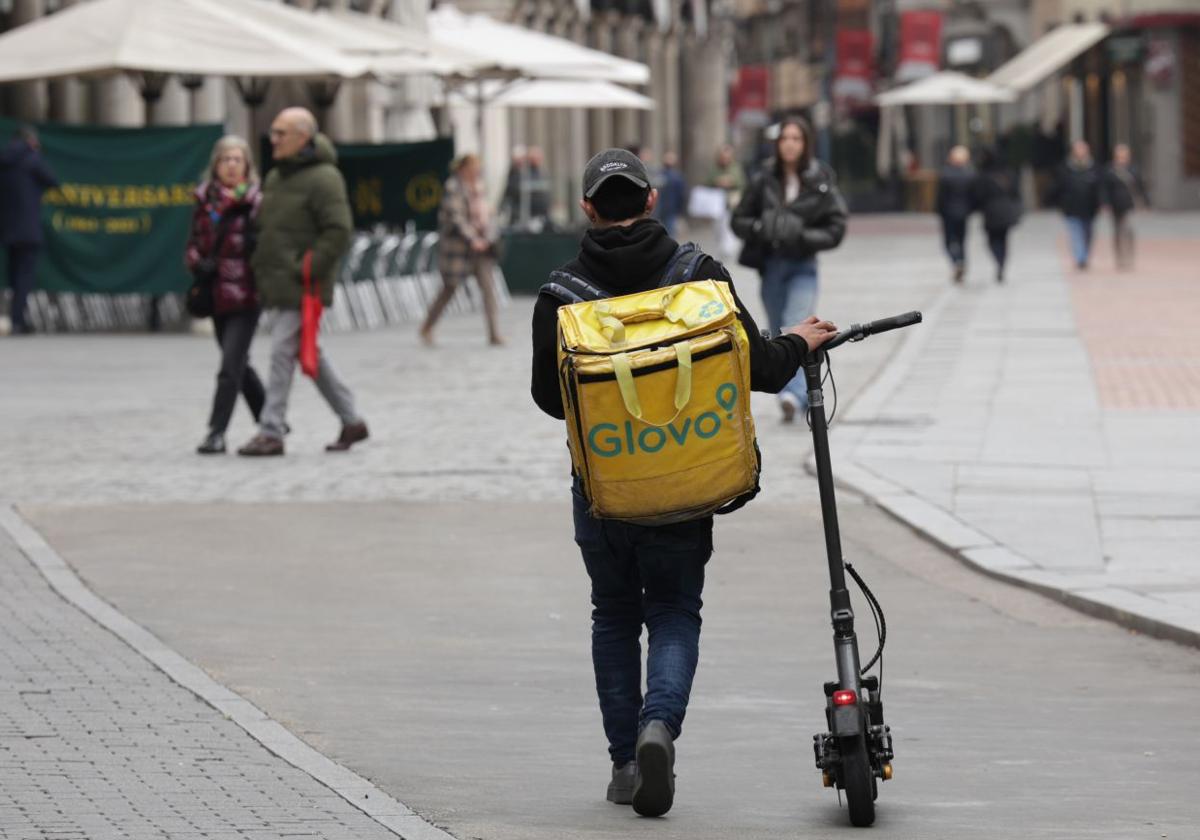 Imagen de archivo de un trabajador de Glovo en Valladolid.