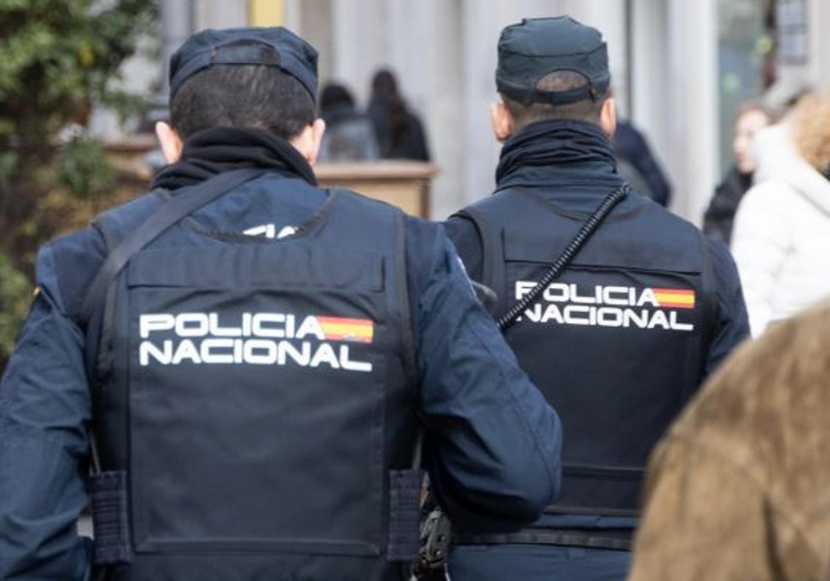 Dos agentes de la Policía Nacional, en una imagen de archivo.