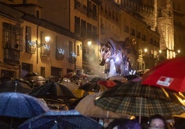 Paraguas en una de las últimas cabalgatas de los Reyes Magos en Segovia.