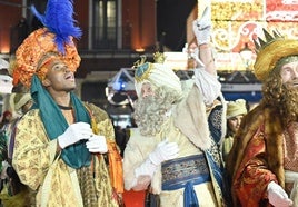 Baltasar, Melchor y Gaspar saludan a los vallisoletanos durante la Cabalgata del año pasado.