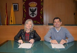 María José Ortega, alcaldesa de Aguilar de Campoo y Paco Hevia, director Corporativo de Galletas Gullón, durante la firma del convenio.