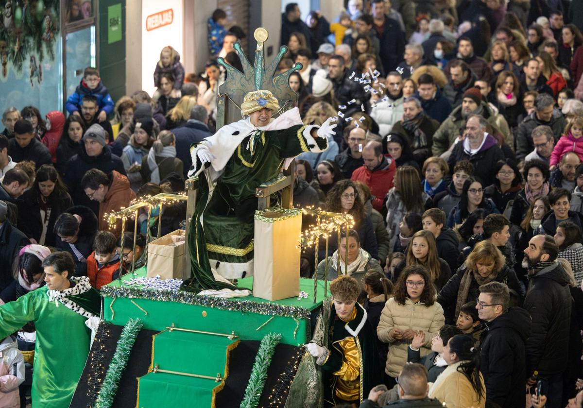 Baltasar saluda a los cientos de vallisoletanos que arroparon este domingo la cabalgata de la calle Mantería.