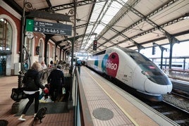 Pasajeros en el interior de la estación de trenes de Valladolid.