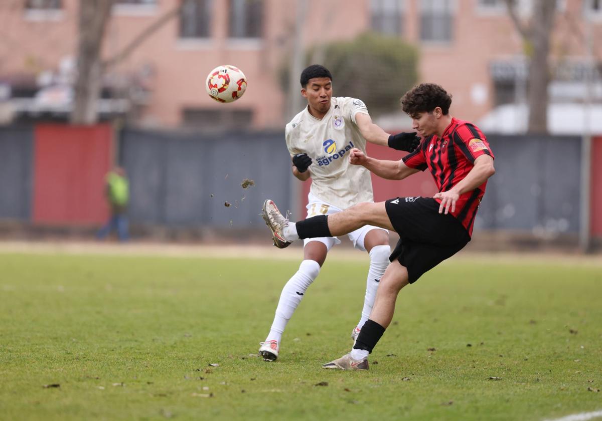 Alberto despeja el balón presionado por el palentino Anderson.