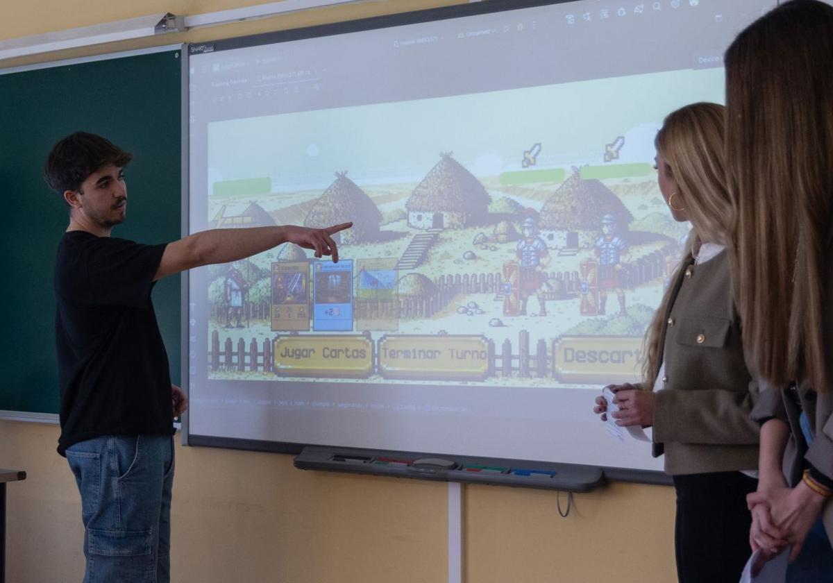 Uno de los alumnos expone un proyecto que podría utilizarse para presentar el yacimiento de Pintia de forma interactiva a los visitantes.